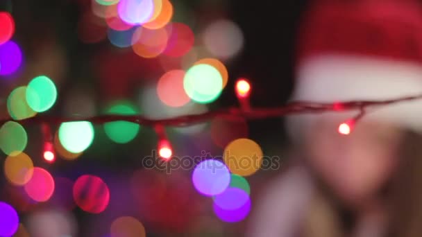 Mulher desembrulhando presente de Natal — Vídeo de Stock