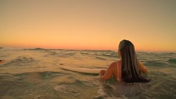 Surf Girl com prancha de surf — Vídeo de Stock