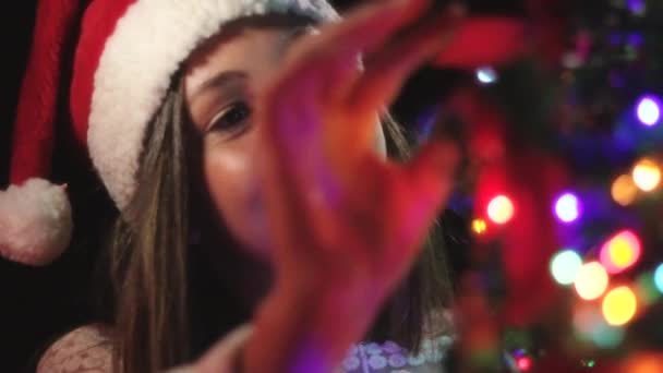 femme décorant un sapin de Noël