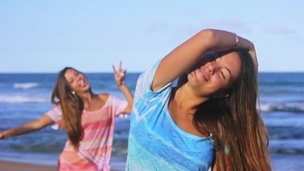 Tvillingsystrar på stranden — Stockvideo