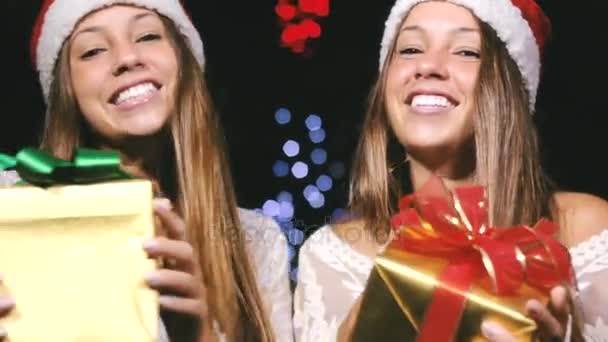 Hermanas celebrando la Navidad — Vídeo de stock