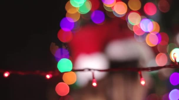 Systrar dekorera julgran — Stockvideo
