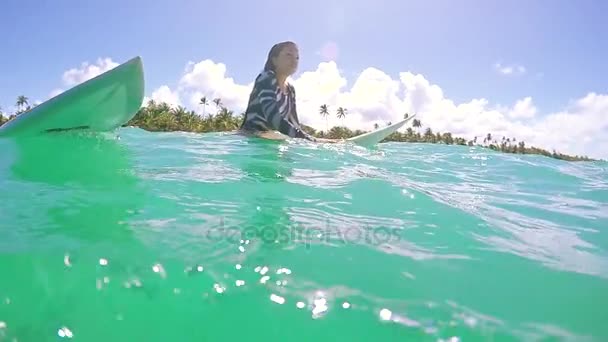 Duas raparigas a surfar — Vídeo de Stock
