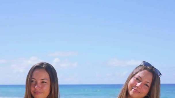 Сестры-близнецы на пляже — стоковое видео