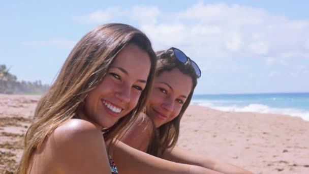 Tweelingzusjes op het strand — Stockvideo