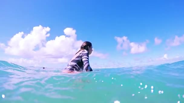 Mujer joven en tabla de surf — Vídeo de stock