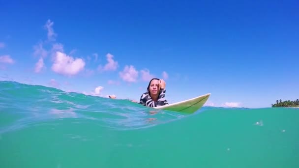 Mujer joven en tabla de surf — Vídeo de stock