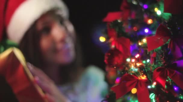 Žena držící vánoční dárek — Stock video