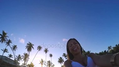 Mutlu kız etrafında iplik 