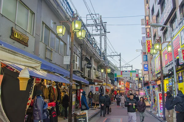 東京、日本 - 2014 年 2 月 7 日: tokyo,Japan.Ameyoko のアメ横商店街は上野駅山手線に沿って忙しい市場通り. — ストック写真