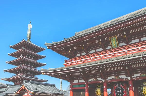 Das Hozomon-Tor des Sensoji-Tempels und die fünfstöckige Pagode im Vintage-Filterstil — Stockfoto