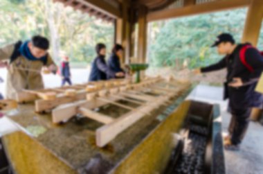 Arka plan bulanık. Kimliği belirsiz kişi el ve ağız Temizuya durulayın. Şinto su abdest pavilion temizu bilinen bir tören arıtma ayin için Temizuya olduğunu.