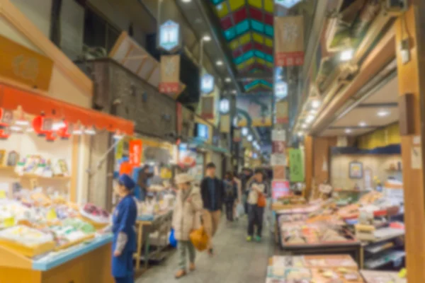 Fond flou. Les gens faisant du shopping au marché Nishiki Ichiba. Nishiki ichiba marché est un marché célèbre à Kyoto, Japa — Photo