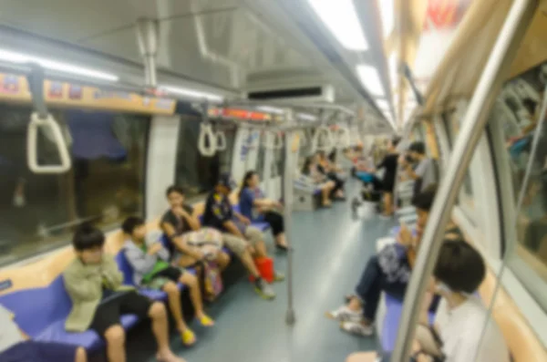 Desenfoque abstracto Pasajeros en un concurrido tren de metro Mass Rapid Transit (MRT) — Foto de Stock