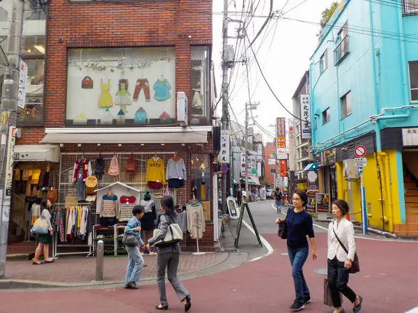 Tokio, Japonsko - 28. října 2014: Shimokitazawa okres. Shimokitazawa okres je známý pro nezávislý módní obchody, kavárny, ozdoby a divadla. — Stock fotografie