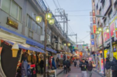 Arka plan bulanık Ameyoko alışveriş caddesi tokyo,Japan.Ameyoko yoğun pazar cadde boyunca Ueno istasyonları yakınındaki Yamanote olduğunu.