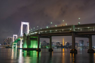 Tokyo, Japonya'nın Tokyo kule ve Gökkuşağı Köprüsü. 