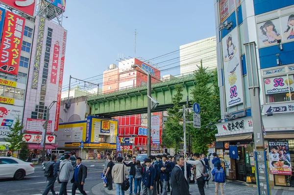 Tokyo, Japon - 22 novembre 2016 : quartier d'Akihabara à Tokyo, au Japon.Le quartier est une zone commerciale importante pour les produits électroniques, informatiques, animés, jeux et otaku . — Photo