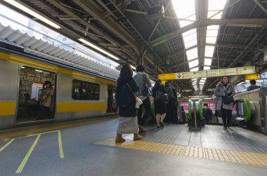 Tokyo, Japonya - 18 Kasım 2016: Shinjuku tren istasyonu. Shinjuku önemli bölgesinin en büyük tren istasyonu Japonya'da biri ile biridir.