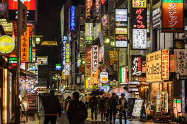 Tokyo, Japonya-21 Kasım 2016: Tokyo 'daki gece Kabukicho bölgesinin sokak görünümü Japan. Kabukicho bir eğlence ve kırmızı ışık bölgesi