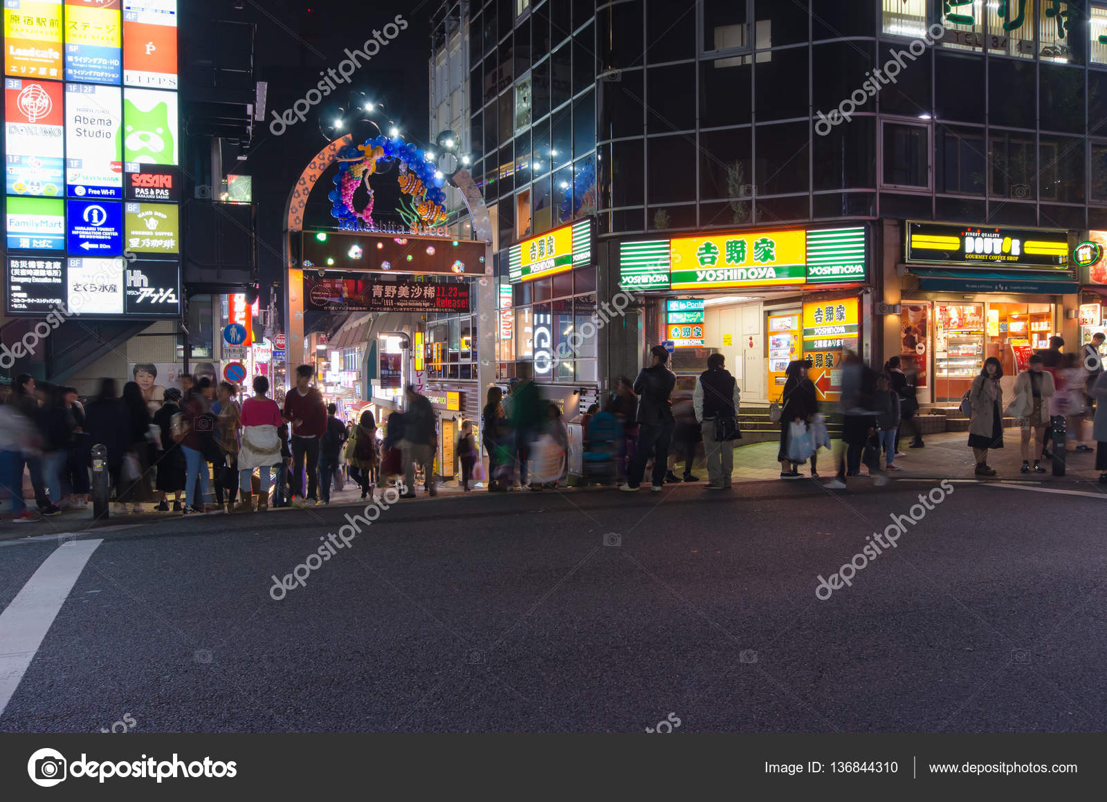 日本东京 16 年11 月 日 在夜间原宿竹下街 Japan Takeshita 街是著名的时尚购物街在原宿站旁边 图库社论照片 C Kadsada23 Gmail Com