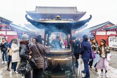 Tokyo, Japonya - 19 Kasım 2016: dev tütsü brülör. Asakusa Tokyo, Japonya'nın en ünlü tapınaktır.
