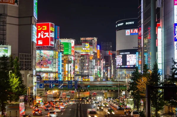Tokyo, Japan - 18 November 2016: Shijuku district. Shinjuku is een speciale afdeling gelegen in metropool Tokio, Japan. Het is een belangrijke commerciële en administratieve centrum. — Stockfoto