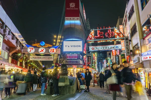 Tokyo, Giappone - 19 novembre 2016: Ameyoko Market in sera.Ameyoko è una strada trafficata lungo la Yamanote vicino alle stazioni di Ueno — Foto Stock