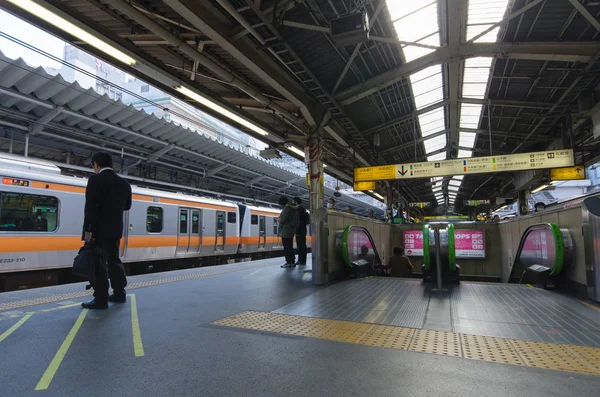 Tóquio, Japão - 18 de novembro de 2016: Estação Ferroviária de Shinjuku Shinjuku é um dos principais distritos com uma das maiores estações de trem do Japão . — Fotografia de Stock