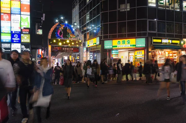 Tokyo, Giappone - 20 novembre 2016: Takeshita Street ad Harajuku di notte, Giappone Takeshita Street è la famosa via dello shopping di moda vicino alla stazione di Harajuku — Foto Stock