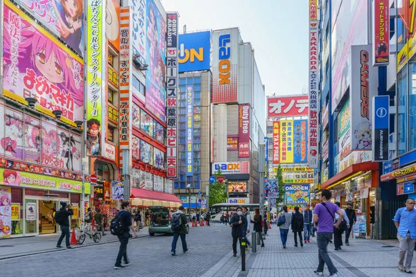 Tokyo, Giappone - 22 novembre 2016: distretto di Akihabara a Tokyo, Giappone. Il quartiere è un'importante area commerciale per elettronica, computer, anime, giochi e merci otaku . — Foto Stock