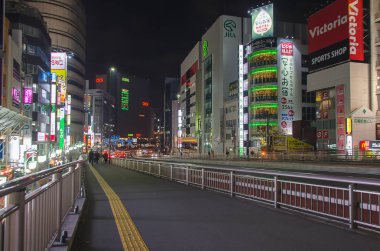 Tokyo, Japonya - 18 Kasım 2016: Shijuku İlçesi. Shinjuku Tokyo Metropolü, Japonya yer alan özel bir koğuş var. Büyük bir ticari ve idari merkezidir..