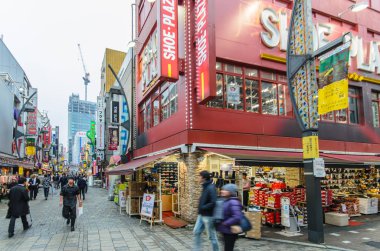 Tokyo, Japonya - 19 Kasım 2016:: Ameyoko alışveriş caddesi tokyo,Japan.Ameyoko yoğun Pazar cadde boyunca Ueno istasyonları yakınındaki Yamanote olduğunu.