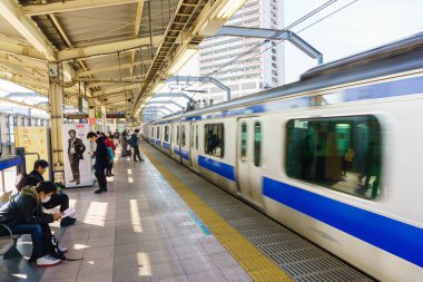 Tokyo, Japonya - 18 Kasım 2016: Shinjuku tren istasyonu. Shinjuku önemli bölgesinin en büyük tren istasyonu Japonya'da biri ile biridir.