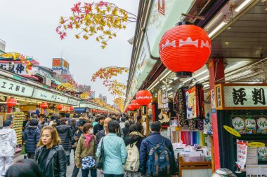 Tokyo, Japonya - 19 Kasım 2016: Nakamise sokak Asakusa bölge Tokyo, Japonya'nın ünlü sokak pazarı olduğunu .