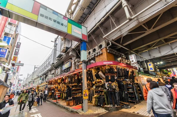 Tokio, Japón - 19 de noviembre de 2016:: Ameyoko Shopping Street en tokyo, Japón.Ameyoko es una calle de mercado concurrida a lo largo de la Yamanote cerca de las estaciones de Ueno . —  Fotos de Stock