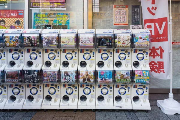 Tokio, Japón - 22 de noviembre de 2016 Máquina expendedora de cápsulas y juguetes o Gashapon en idioma japonés . —  Fotos de Stock