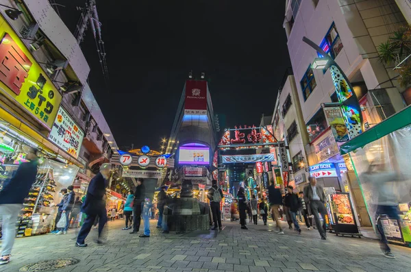 東京、2016 年 11 月 19 日: 夜のアメ横市場。アメ横は上野駅山手線に沿って忙しい市場通りです。 — ストック写真