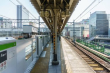 Soyut bulanıklık Shinjuku tren istasyonu. Shinjuku önemli bölgesinin en büyük tren istasyonu Japonya'da biri ile biridir.