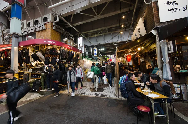 Tokio, Japón - 19 de noviembre de 2016:: Ameyoko Shopping Street en tokyo, Japón.Ameyoko es una calle de mercado concurrida a lo largo de la Yamanote cerca de las estaciones de Ueno . — Foto de Stock