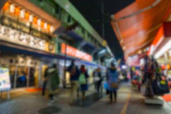 Fondo borroso. Mercado de Ameyoko por la noche.Ameyoko es un ocupado —  Fotos de Stock