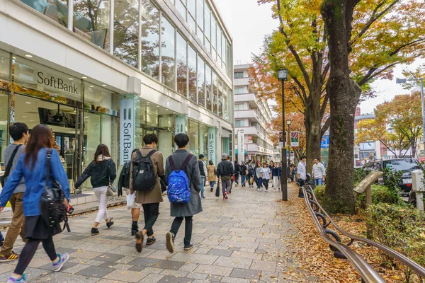 東京、2016 年 11 月 20 日: 原宿東京で歩行者が混雑しました。原宿は日本の若者文化、ファッションの中心として国際的に知られています。. — ストック写真