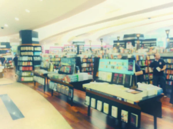 Vintage style color tone.Blur image of a bookstore — Stock Photo, Image