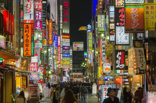 Tokyo, Giappone - 21 novembre 2016: Street view of night Kabukicho district in Tokyo Japan.Kabukicho è un quartiere a luci rosse e di intrattenimento — Foto Stock