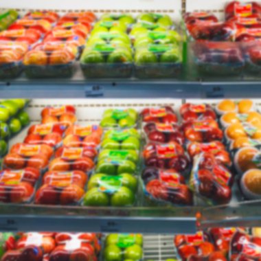 Süpermarkette rafta taze meyvelerin bulanıklık
