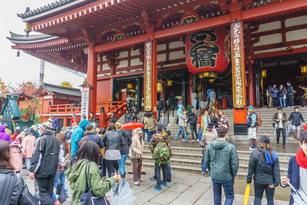 Tokio, Japón - 19 de noviembre de 2016: Templo Senso-ji en Asakusa, Tokio, Japón. El Templo Senso-ji en Asakusa es el templo más famoso de Tokio  . — Foto de Stock