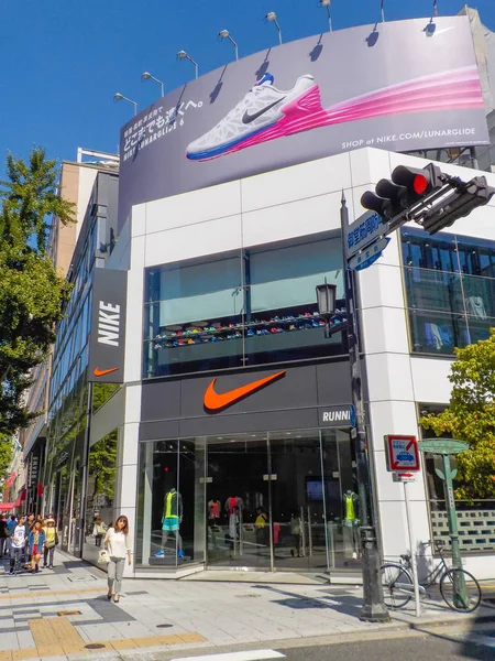 Osaka, Japan - October 27, 2014: Nike store på Osaka i Japan.Nike är en av världens största leverantörer av sportskor och appare och en stor tillverkare av sportutrustning — Stockfoto
