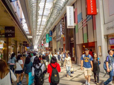 Osaka, Japonya - 27 Ekim 2014: Dotonbori eğlence bölgesi. Dotonbori Osaka Japonya'nın başlıca turistik yerlerinden biridir.