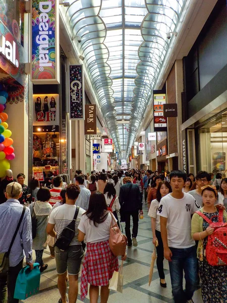 Osaka, Japonya - 27 Ekim 2014: Dotonbori eğlence bölgesi. Dotonbori Osaka Japonya'nın başlıca turistik yerlerinden biridir.