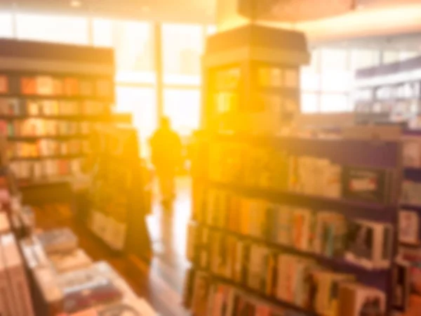 Unschärferelation einer Buchhandlung. mit Sonnenlicht — Stockfoto